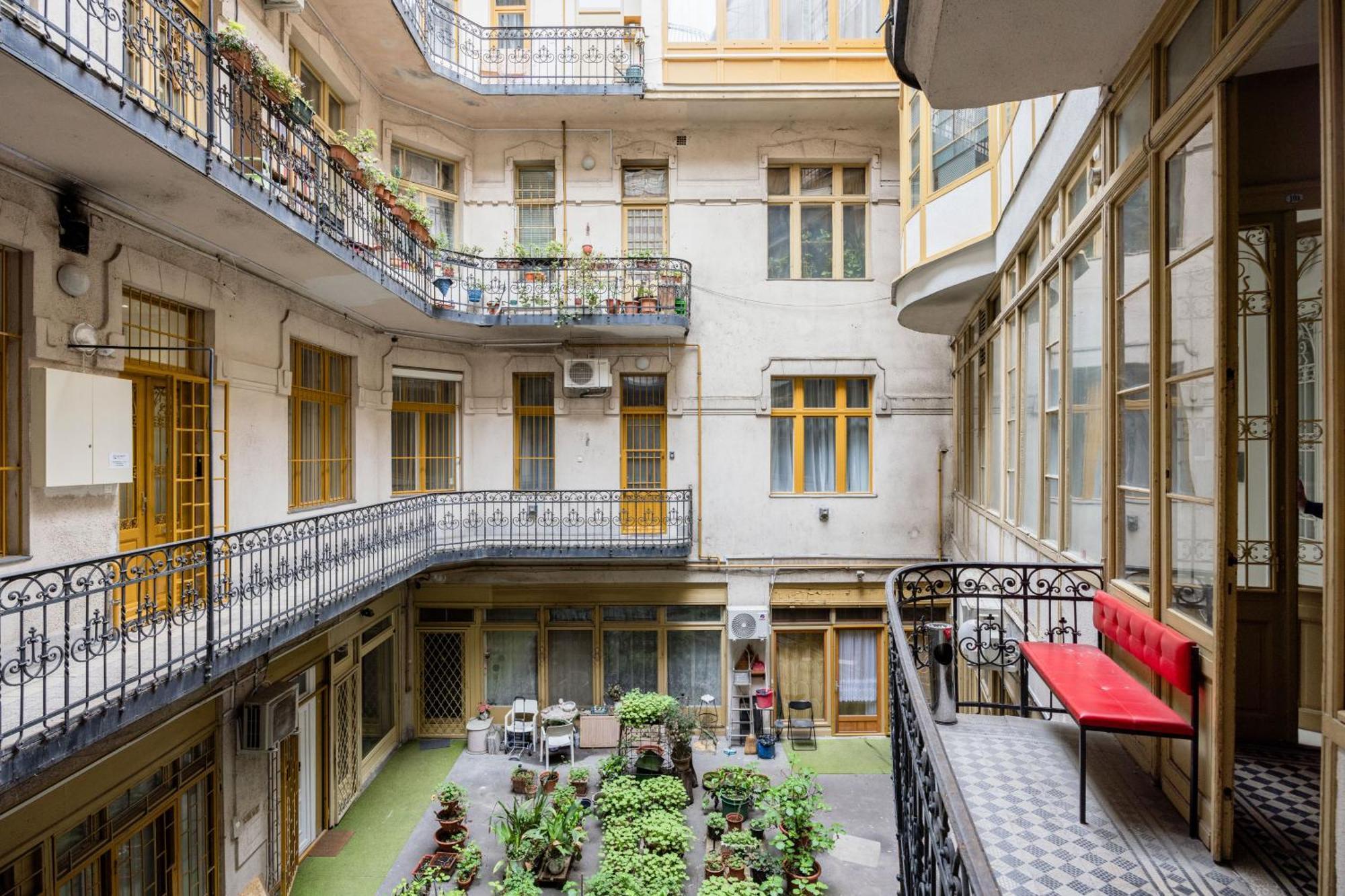 Urban Tranquillity By The Main Shopping Street — Photos 1